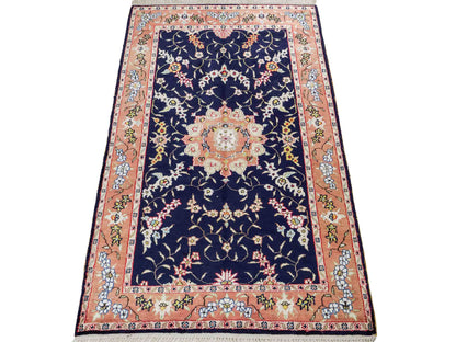 Feiner, handgeknüpfter, chinesischer Orientteppich mit Ghom Design aus Kunstseide, blau, lachs. 123x78 cm. Verkauf durch Jupiter Intl.