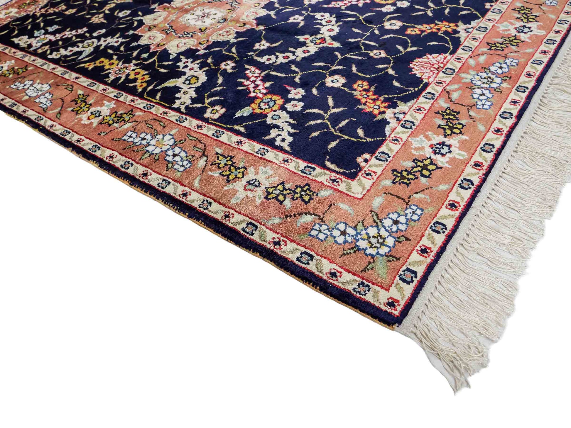 Feiner, handgeknüpfter, chinesischer Orientteppich mit Ghom Design aus Kunstseide, blau, lachs. 123x78 cm. Verkauf durch Jupiter Intl.