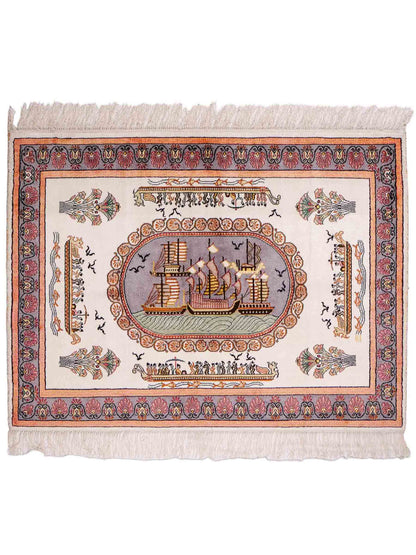 Feiner, handgeknüpfter, chinesischer Orientteppich mit Ghom Design aus Kunstseide, weiß, blau, lachs. 123x91 cm. Verkauf durch Jupiter Intl.