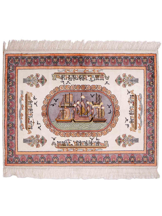 Feiner, handgeknüpfter, chinesischer Orientteppich mit Ghom Design aus Kunstseide, weiß, blau, lachs. 123x91 cm. Verkauf durch Jupiter Intl.