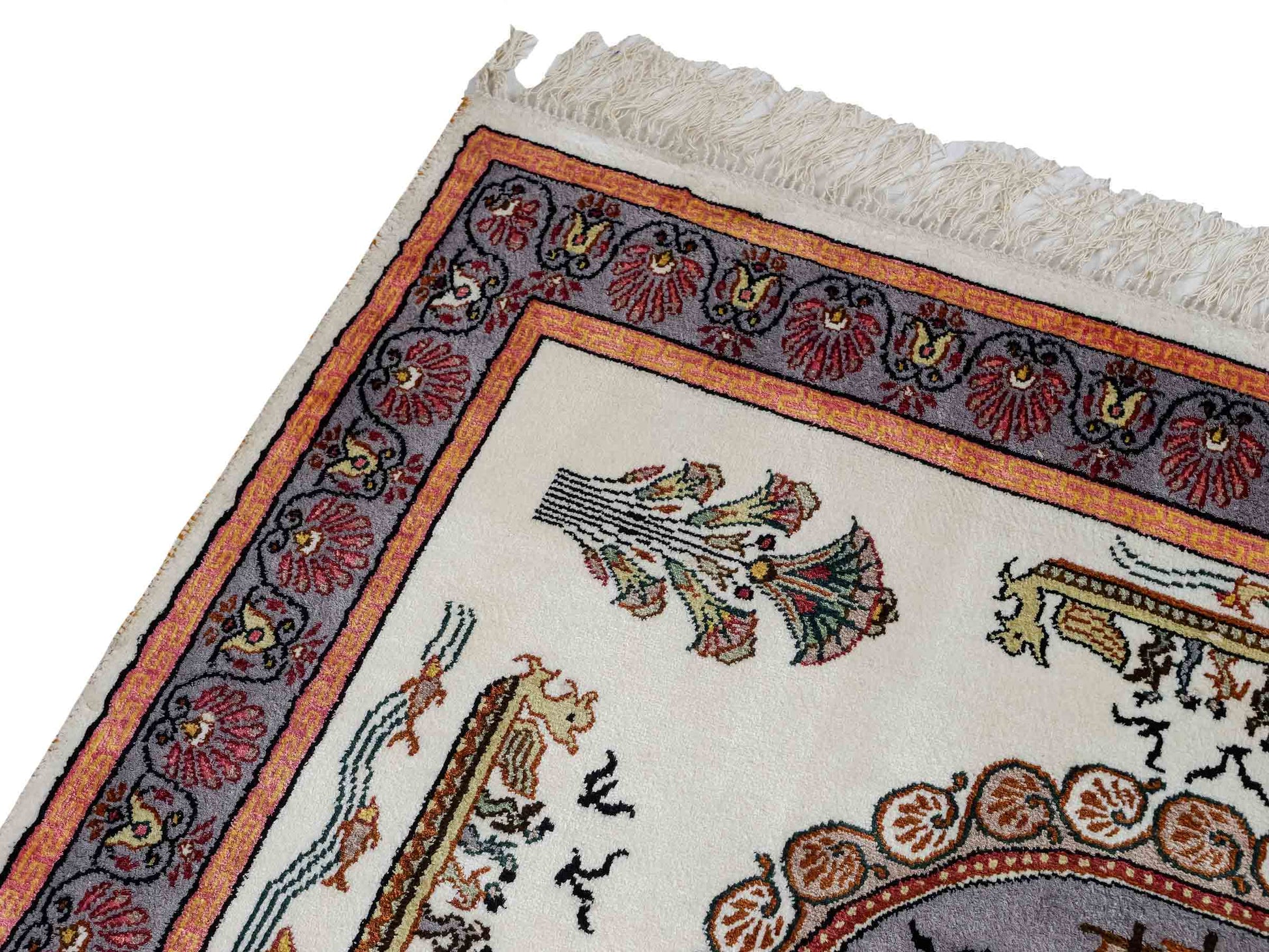 Feiner, handgeknüpfter, chinesischer Orientteppich mit Ghom Design aus Kunstseide, weiß, blau, lachs. 123x91 cm. Verkauf durch Jupiter Intl.