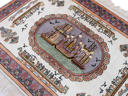Feiner, handgeknüpfter, chinesischer Orientteppich mit Ghom Design aus Kunstseide, weiß, blau, lachs. 123x91 cm. Verkauf durch Jupiter Intl.