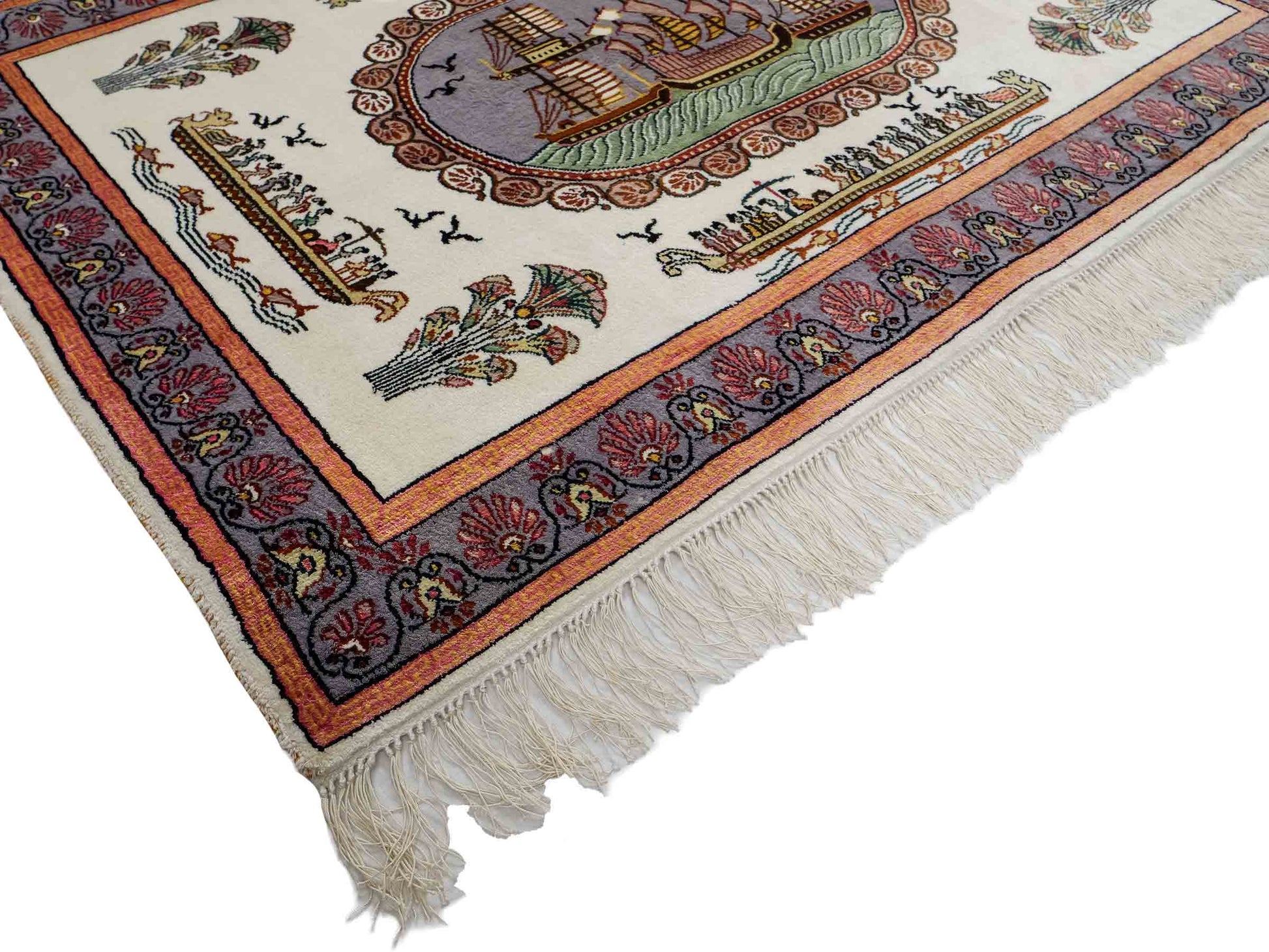 Feiner, handgeknüpfter, chinesischer Orientteppich mit Ghom Design aus Kunstseide, weiß, blau, lachs. 123x91 cm. Verkauf durch Jupiter Intl.