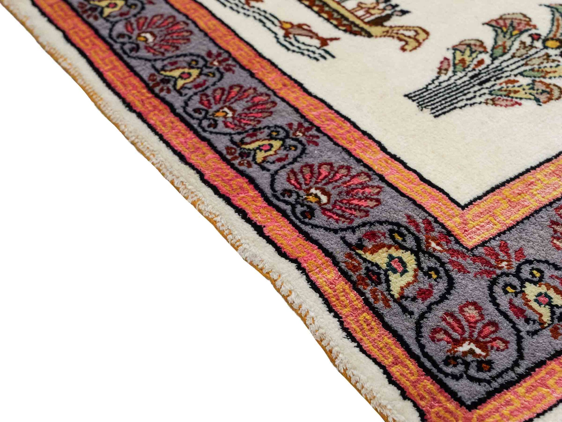 Feiner, handgeknüpfter, chinesischer Orientteppich mit Ghom Design aus Kunstseide, weiß, blau, lachs. 123x91 cm. Verkauf durch Jupiter Intl.