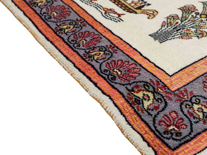 Feiner, handgeknüpfter, chinesischer Orientteppich mit Ghom Design aus Kunstseide, weiß, blau, lachs. 123x91 cm. Verkauf durch Jupiter Intl.