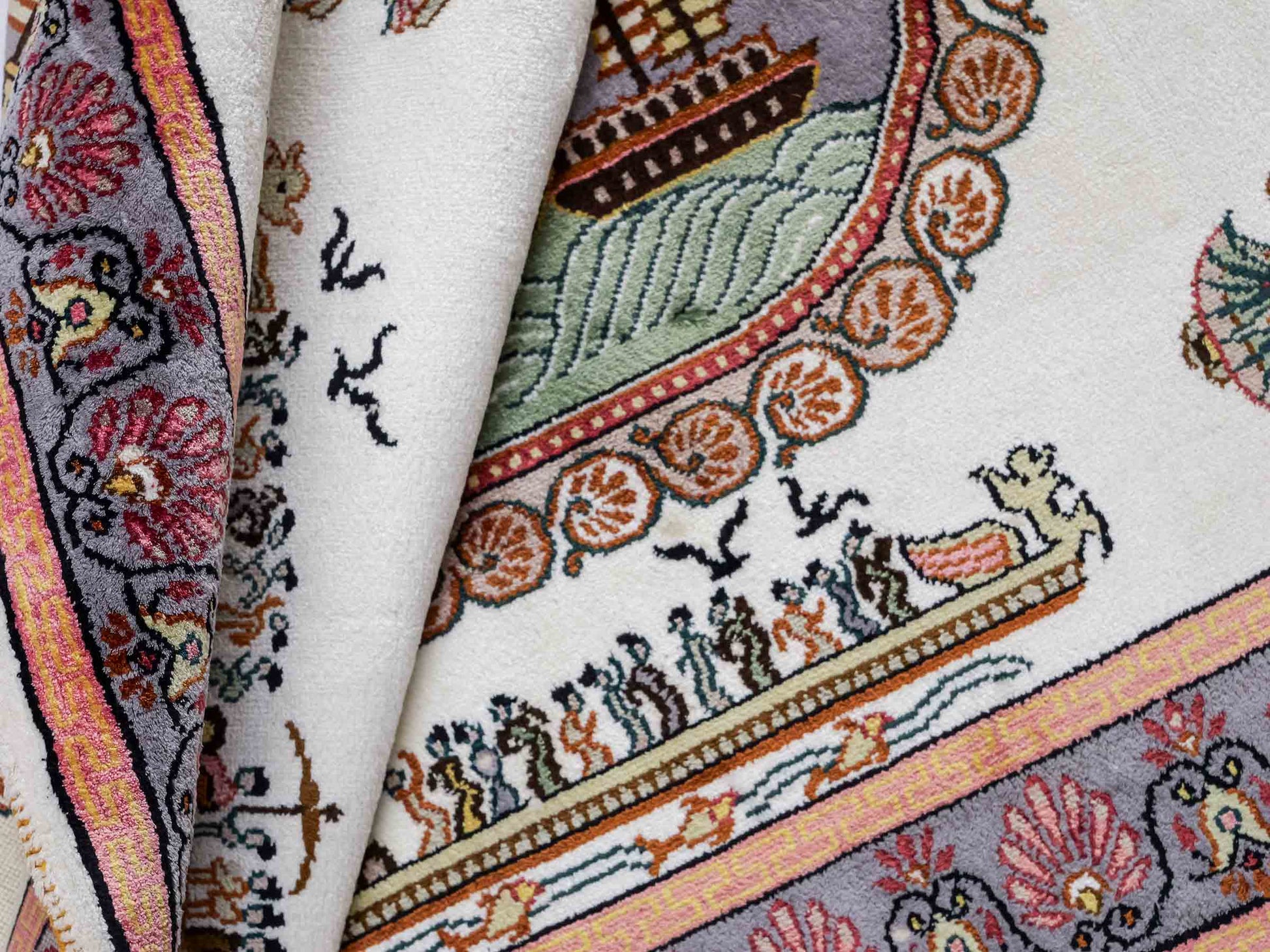 Feiner, handgeknüpfter, chinesischer Orientteppich mit Ghom Design aus Kunstseide, weiß, blau, lachs. 123x91 cm. Verkauf durch Jupiter Intl.