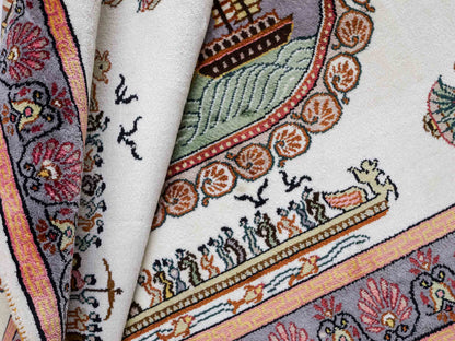Feiner, handgeknüpfter, chinesischer Orientteppich mit Ghom Design aus Kunstseide, weiß, blau, lachs. 123x91 cm. Verkauf durch Jupiter Intl.