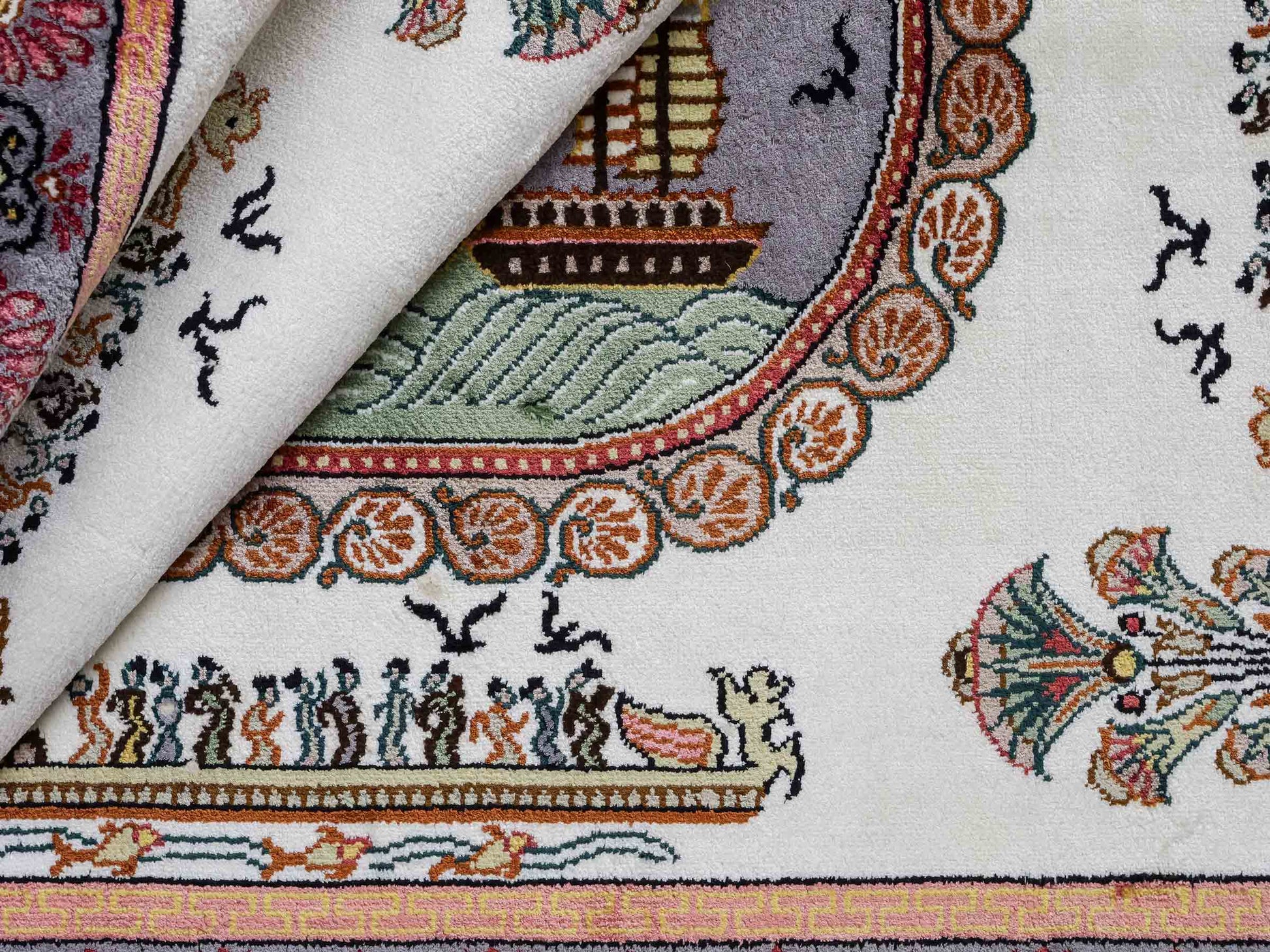 Feiner, handgeknüpfter, chinesischer Orientteppich mit Ghom Design aus Kunstseide, weiß, blau, lachs. 123x91 cm. Verkauf durch Jupiter Intl.