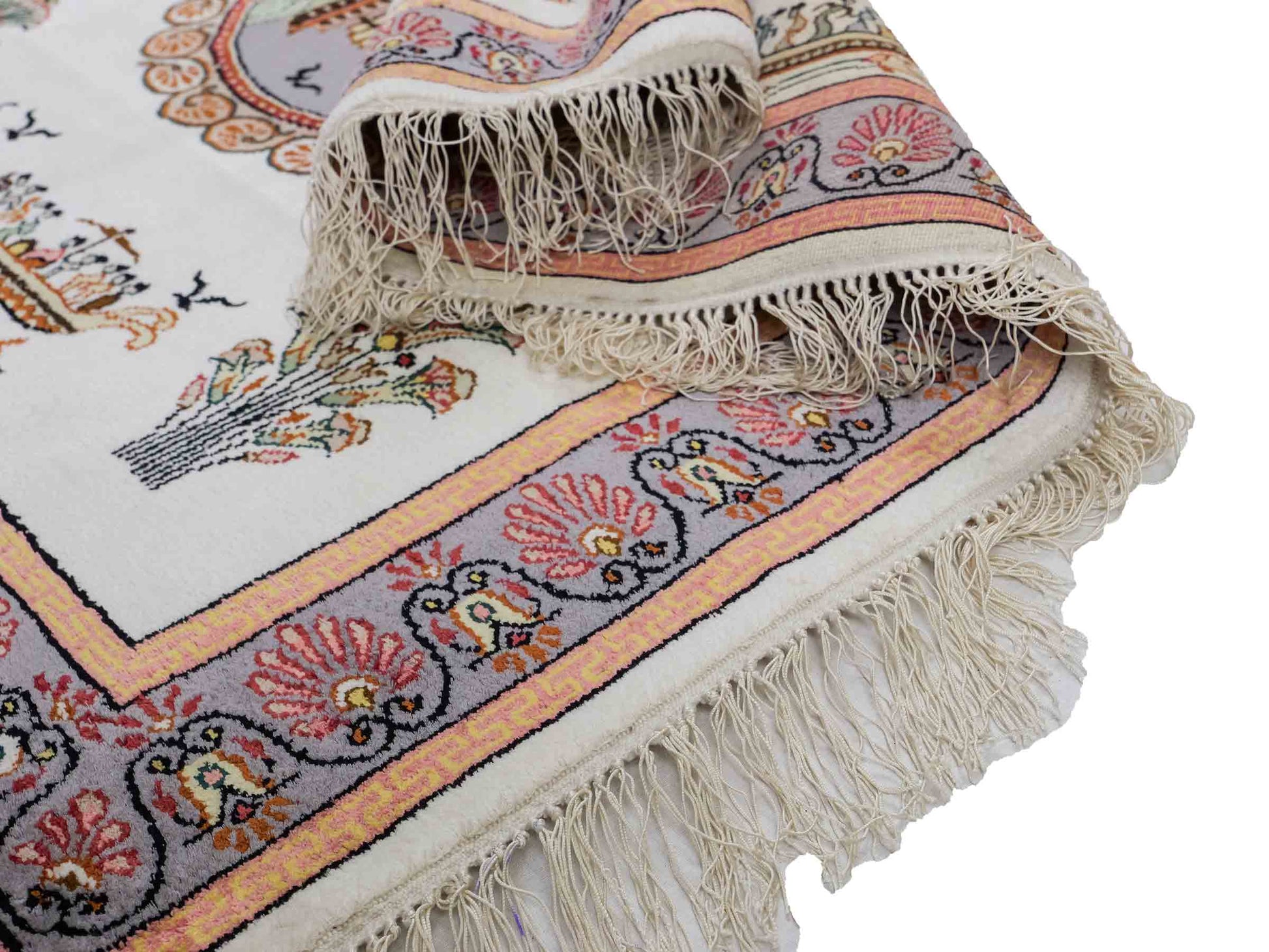 Feiner, handgeknüpfter, chinesischer Orientteppich mit Ghom Design aus Kunstseide, weiß, blau, lachs. 123x91 cm. Verkauf durch Jupiter Intl.