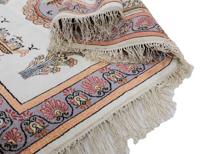 Feiner, handgeknüpfter, chinesischer Orientteppich mit Ghom Design aus Kunstseide, weiß, blau, lachs. 123x91 cm. Verkauf durch Jupiter Intl.