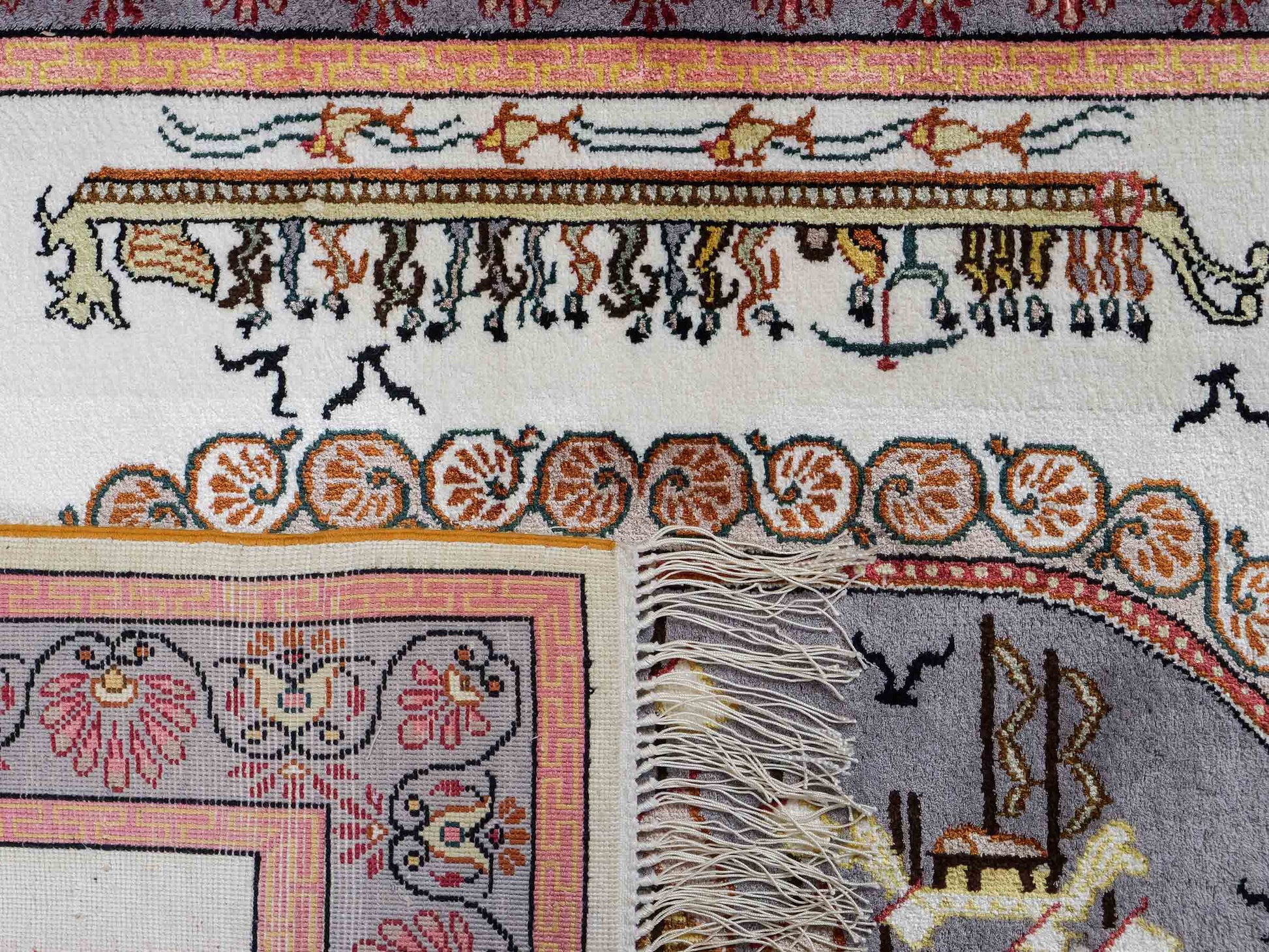 Feiner, handgeknüpfter, chinesischer Orientteppich mit Ghom Design aus Kunstseide, weiß, blau, lachs. 123x91 cm. Verkauf durch Jupiter Intl.