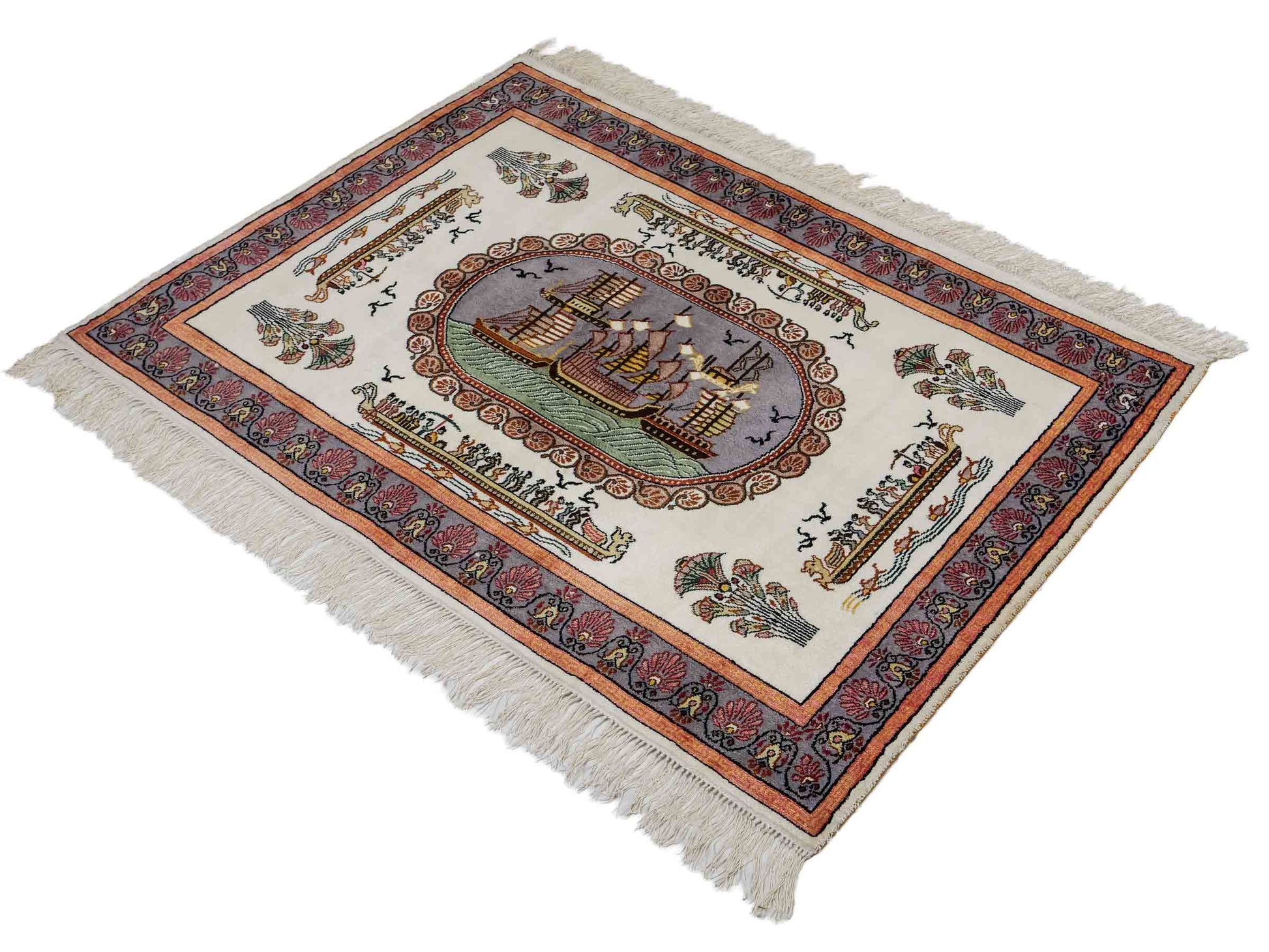 Feiner, handgeknüpfter, chinesischer Orientteppich mit Ghom Design aus Kunstseide, weiß, blau, lachs. 123x91 cm. Verkauf durch Jupiter Intl.