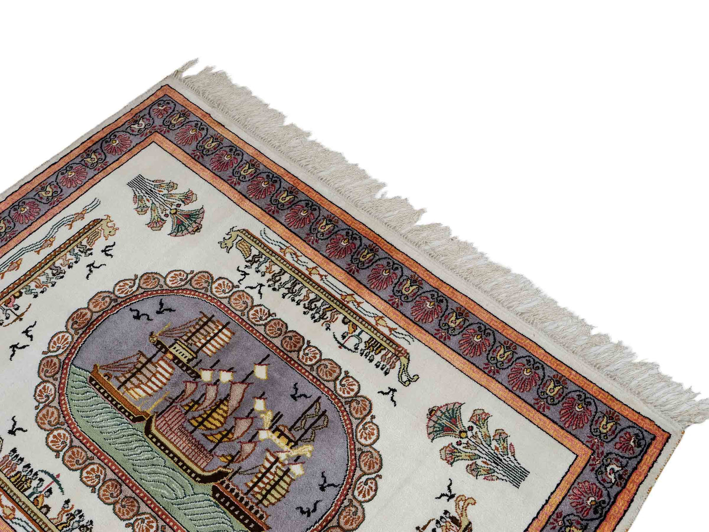 Feiner, handgeknüpfter, chinesischer Orientteppich mit Ghom Design aus Kunstseide, weiß, blau, lachs. 123x91 cm. Verkauf durch Jupiter Intl.