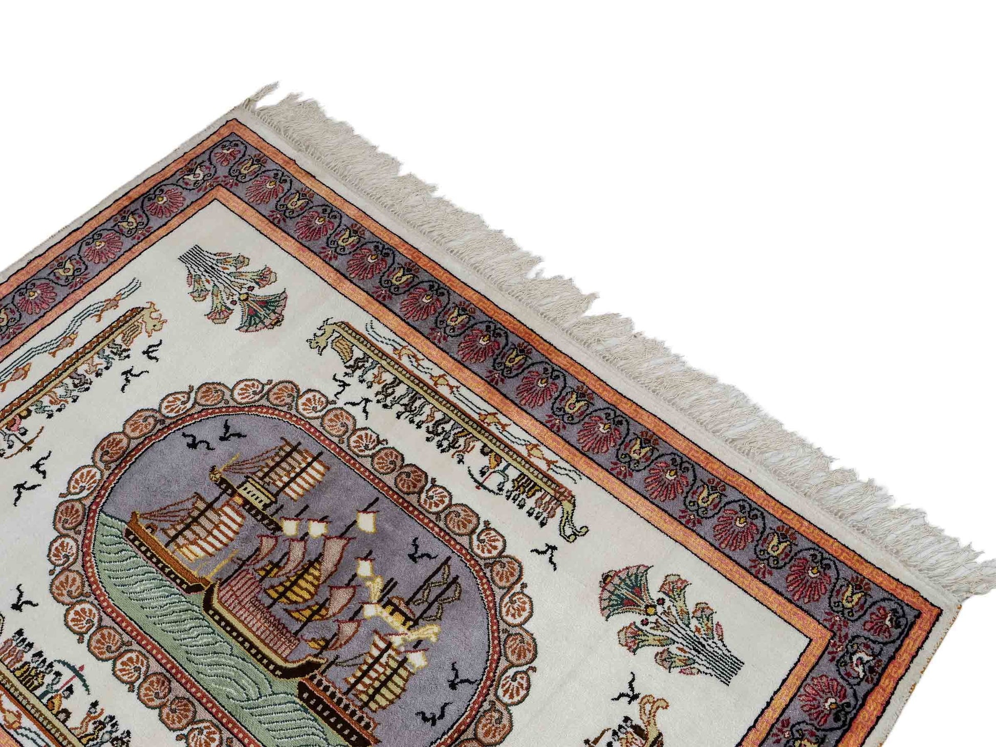 Feiner, handgeknüpfter, chinesischer Orientteppich mit Ghom Design aus Kunstseide, weiß, blau, lachs. 123x91 cm. Verkauf durch Jupiter Intl.