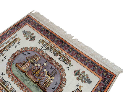 Feiner, handgeknüpfter, chinesischer Orientteppich mit Ghom Design aus Kunstseide, weiß, blau, lachs. 123x91 cm. Verkauf durch Jupiter Intl.