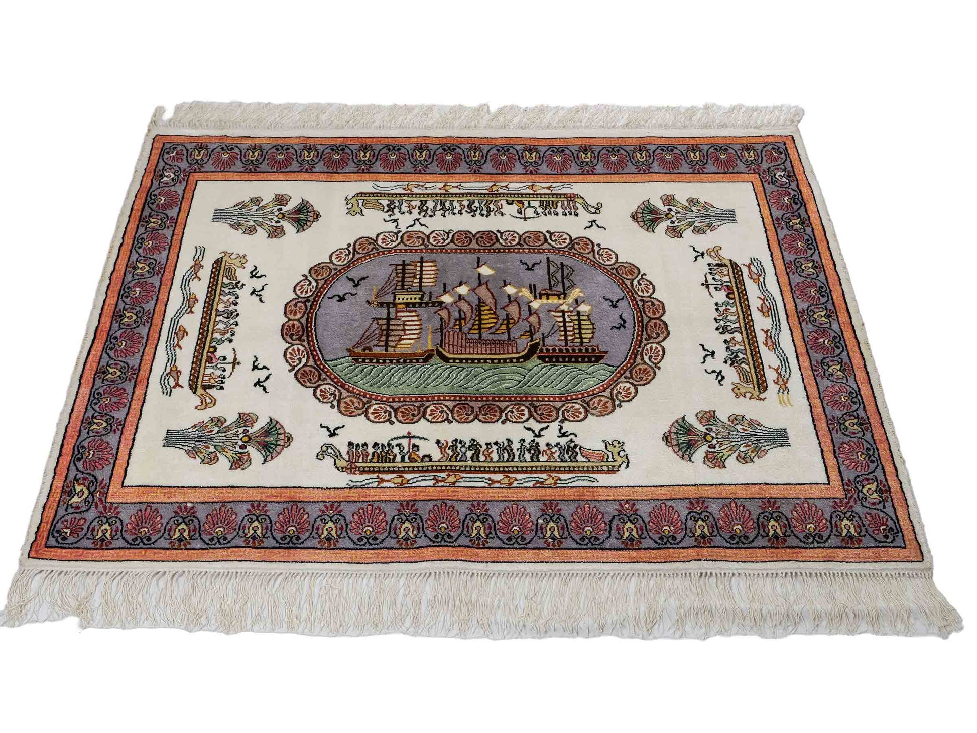 Feiner, handgeknüpfter, chinesischer Orientteppich mit Ghom Design aus Kunstseide, weiß, blau, lachs. 123x91 cm. Verkauf durch Jupiter Intl.