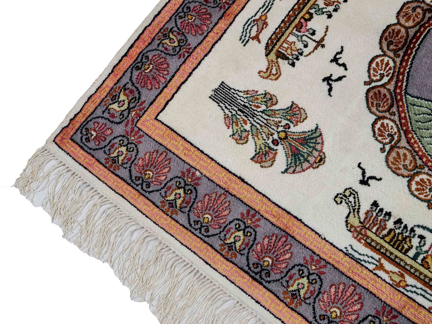Feiner, handgeknüpfter, chinesischer Orientteppich mit Ghom Design aus Kunstseide, weiß, blau, lachs. 123x91 cm. Verkauf durch Jupiter Intl.