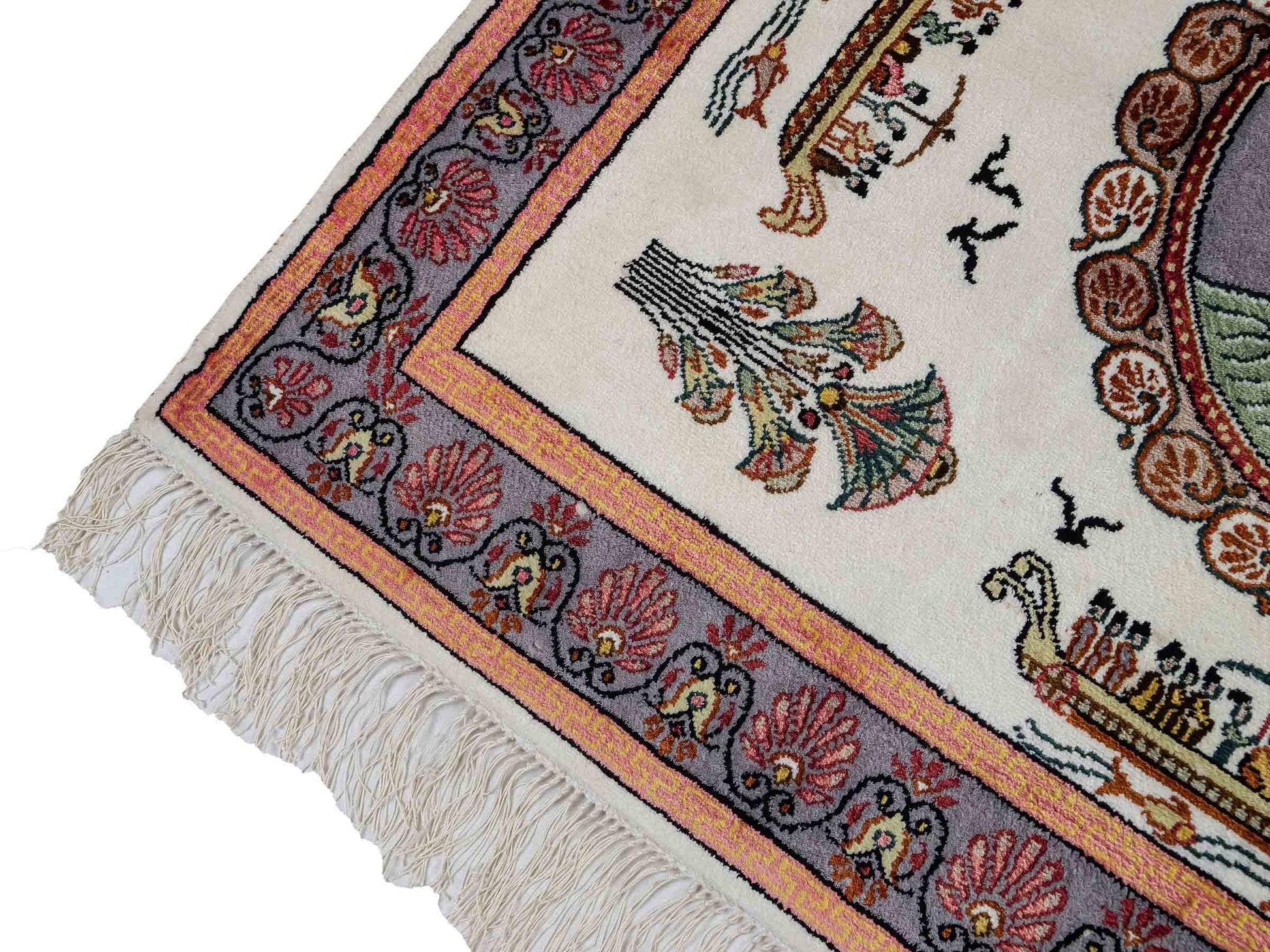 Feiner, handgeknüpfter, chinesischer Orientteppich mit Ghom Design aus Kunstseide, weiß, blau, lachs. 123x91 cm. Verkauf durch Jupiter Intl.