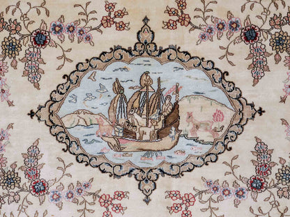 Sehr feiner, handgeknüpfter, chinesischer Orientteppich mit Ghom Design aus Kunstseide, creme, weiß, rot. 153x95 cm. Verkauf durch Jupiter Intl.