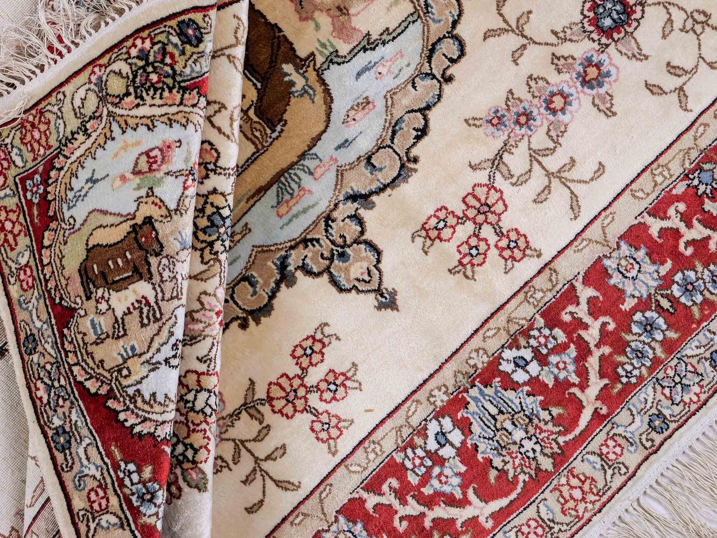 Sehr feiner, handgeknüpfter, chinesischer Orientteppich mit Ghom Design aus Kunstseide, creme, weiß, rot. 153x95 cm. Verkauf durch Jupiter Intl.