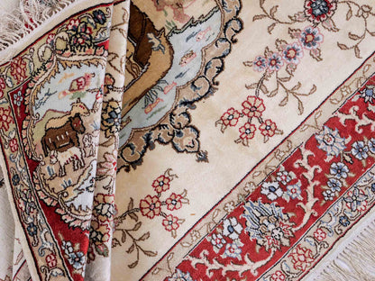 Sehr feiner, handgeknüpfter, chinesischer Orientteppich mit Ghom Design aus Kunstseide, creme, weiß, rot. 153x95 cm. Verkauf durch Jupiter Intl.