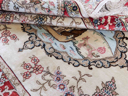 Sehr feiner, handgeknüpfter, chinesischer Orientteppich mit Ghom Design aus Kunstseide, creme, weiß, rot. 153x95 cm. Verkauf durch Jupiter Intl.
