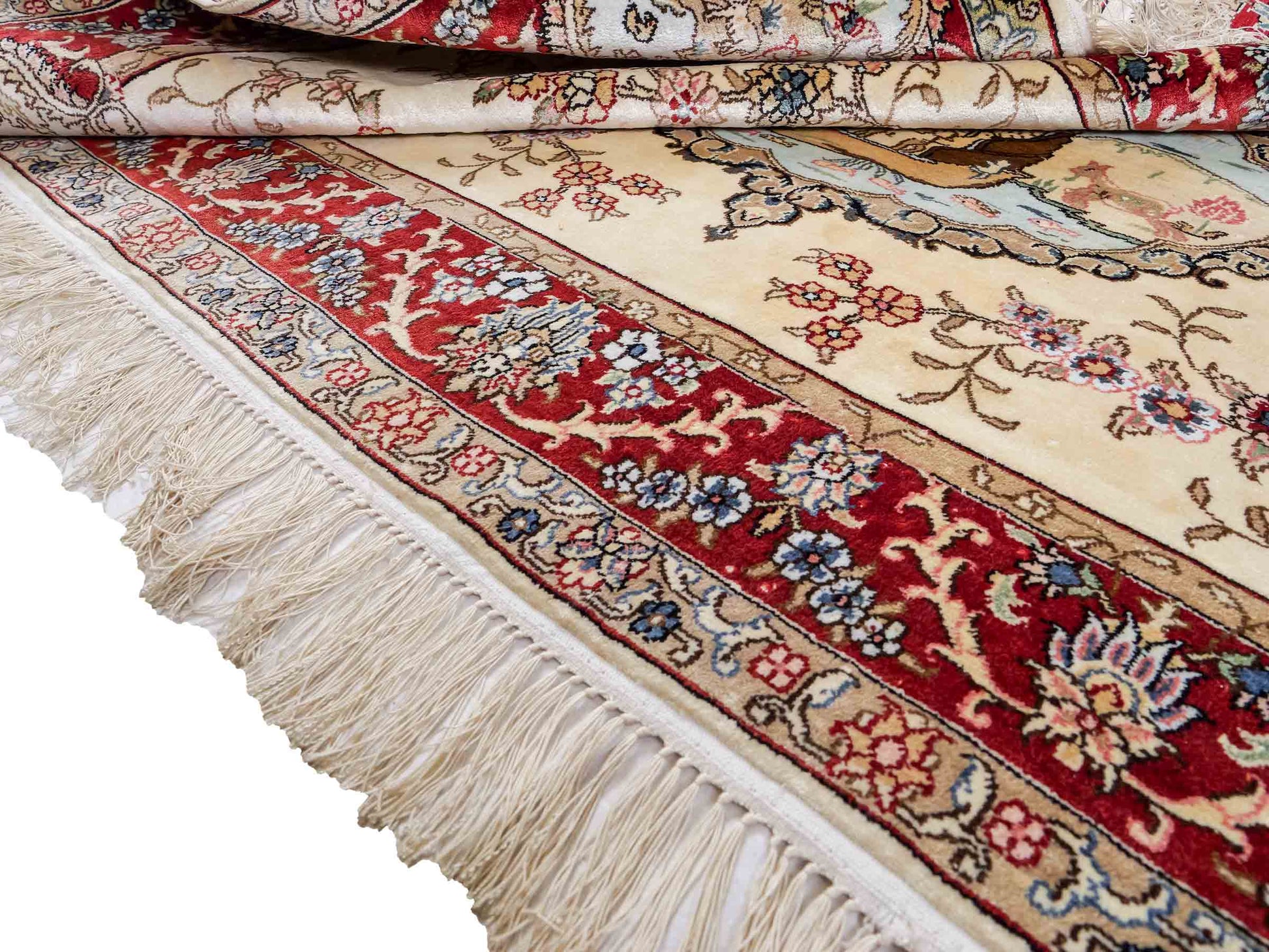 Sehr feiner, handgeknüpfter, chinesischer Orientteppich mit Ghom Design aus Kunstseide, creme, weiß, rot. 153x95 cm. Verkauf durch Jupiter Intl.