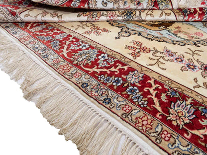 Sehr feiner, handgeknüpfter, chinesischer Orientteppich mit Ghom Design aus Kunstseide, creme, weiß, rot. 153x95 cm. Verkauf durch Jupiter Intl.