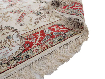 Sehr feiner, handgeknüpfter, chinesischer Orientteppich mit Ghom Design aus Kunstseide, creme, weiß, rot. 153x95 cm. Verkauf durch Jupiter Intl.
