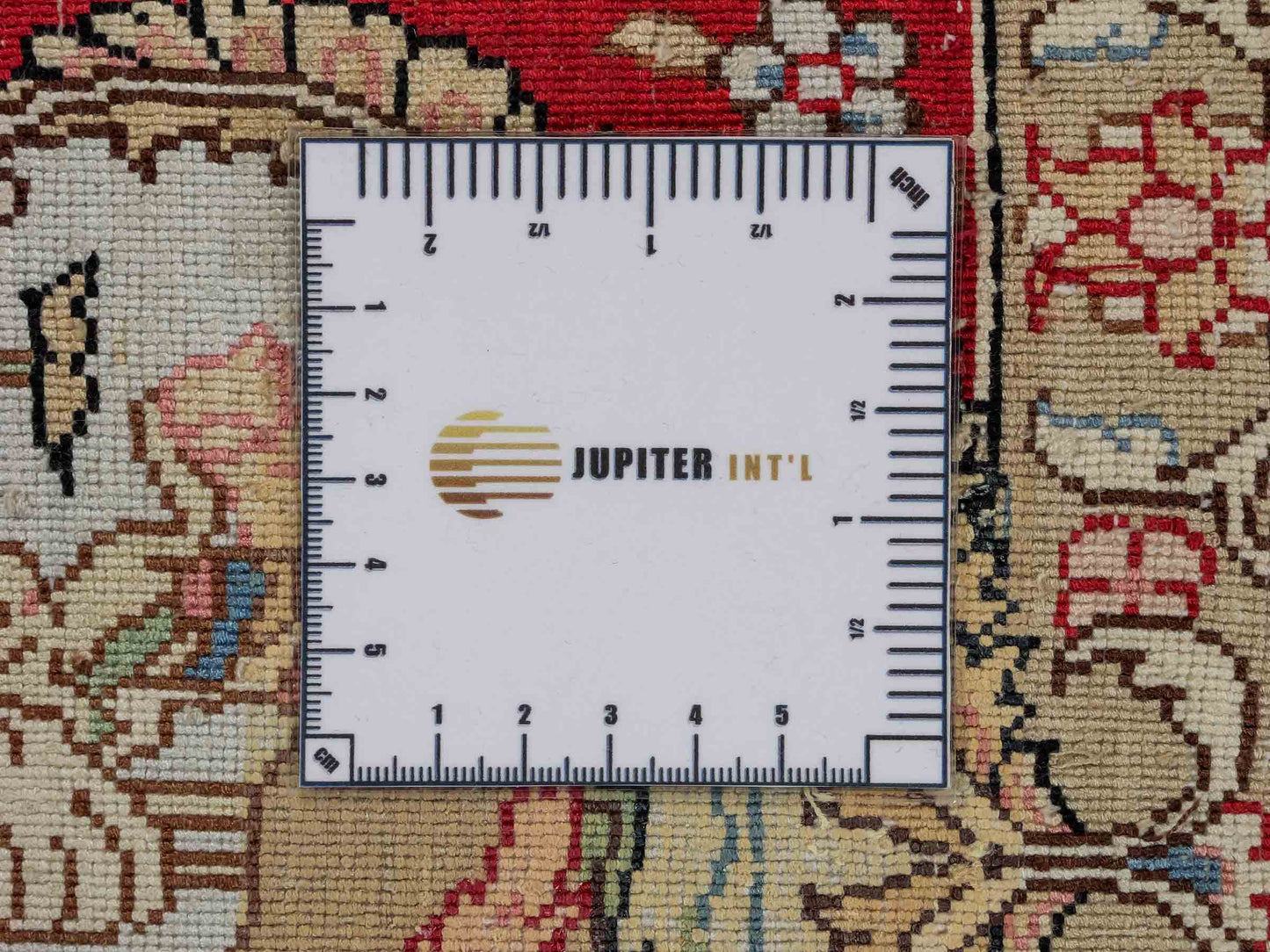 Sehr feiner, handgeknüpfter, chinesischer Orientteppich mit Ghom Design aus Kunstseide, creme, weiß, rot. 153x95 cm. Verkauf durch Jupiter Intl.
