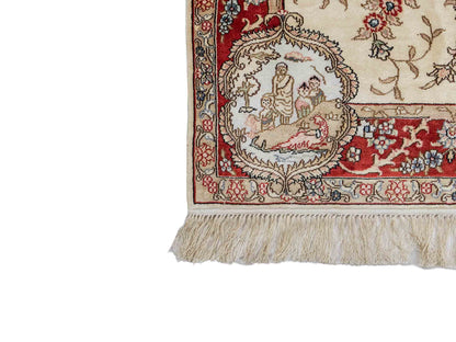 Sehr feiner, handgeknüpfter, chinesischer Orientteppich mit Ghom Design aus Kunstseide, creme, weiß, rot. 153x95 cm. Verkauf durch Jupiter Intl.