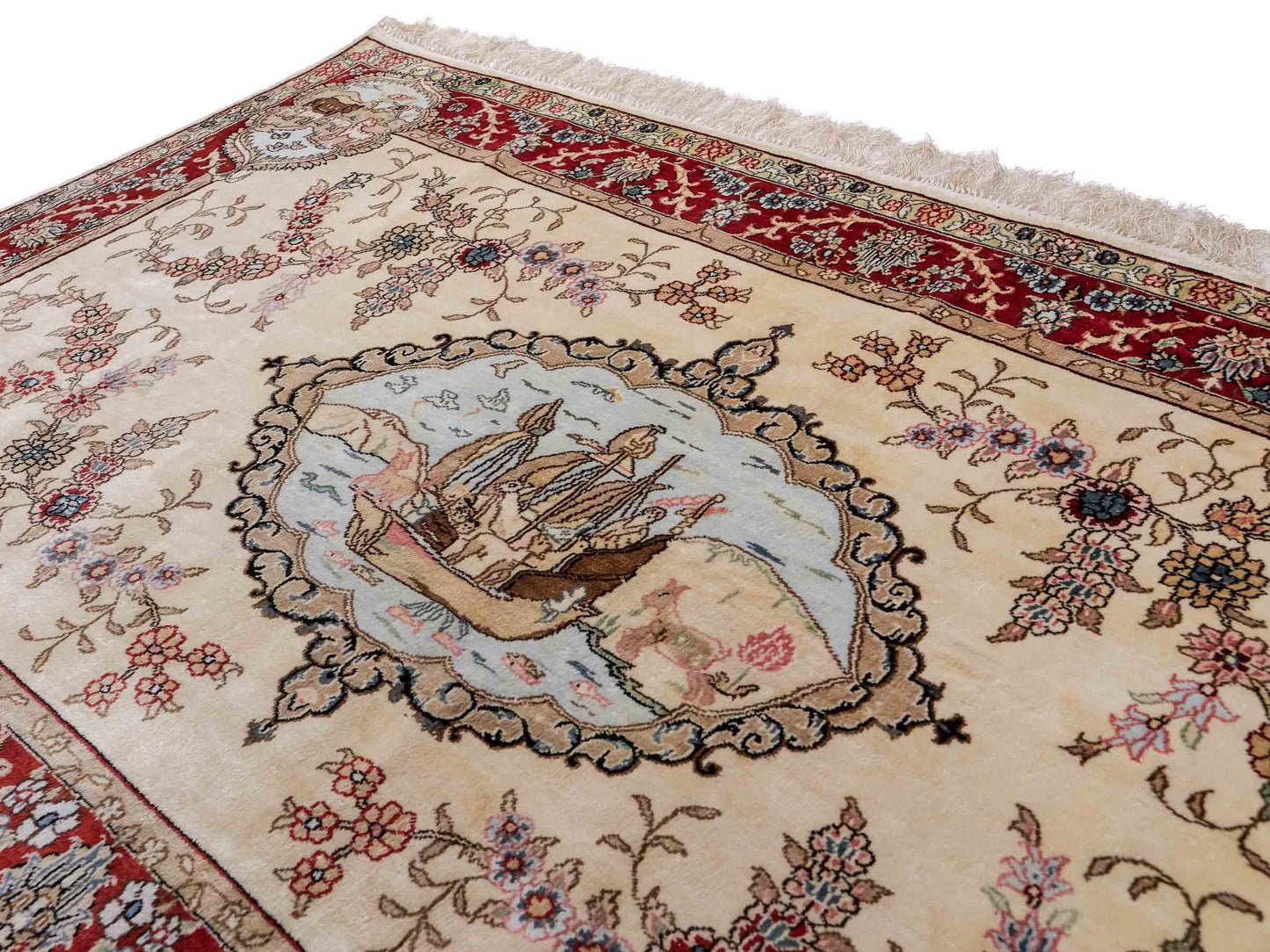 Sehr feiner, handgeknüpfter, chinesischer Orientteppich mit Ghom Design aus Kunstseide, creme, weiß, rot. 153x95 cm. Verkauf durch Jupiter Intl.