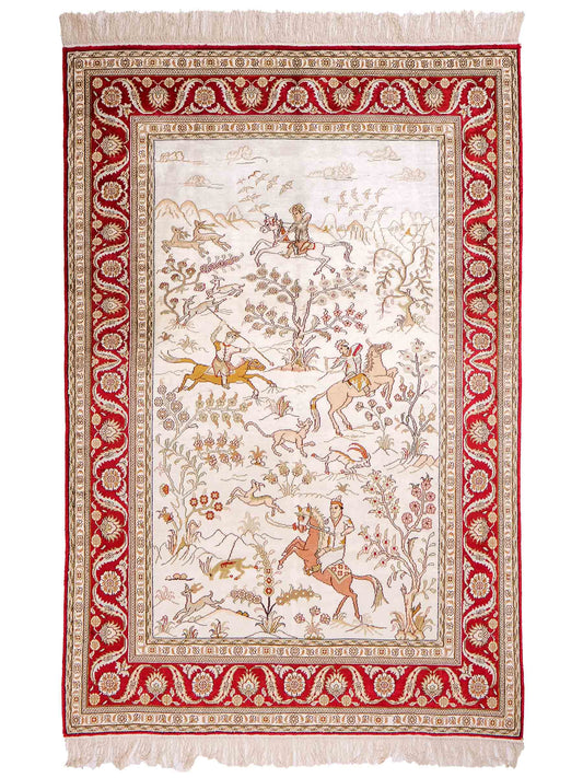 Feiner, handgeknüpfter Art Ghom aus Kunstseide. Ursprung China. Größe: 183 x 123 cm. Hauptfarben: Weiß, Creme, Rot. Vertrieb durch JUPITER Intl.