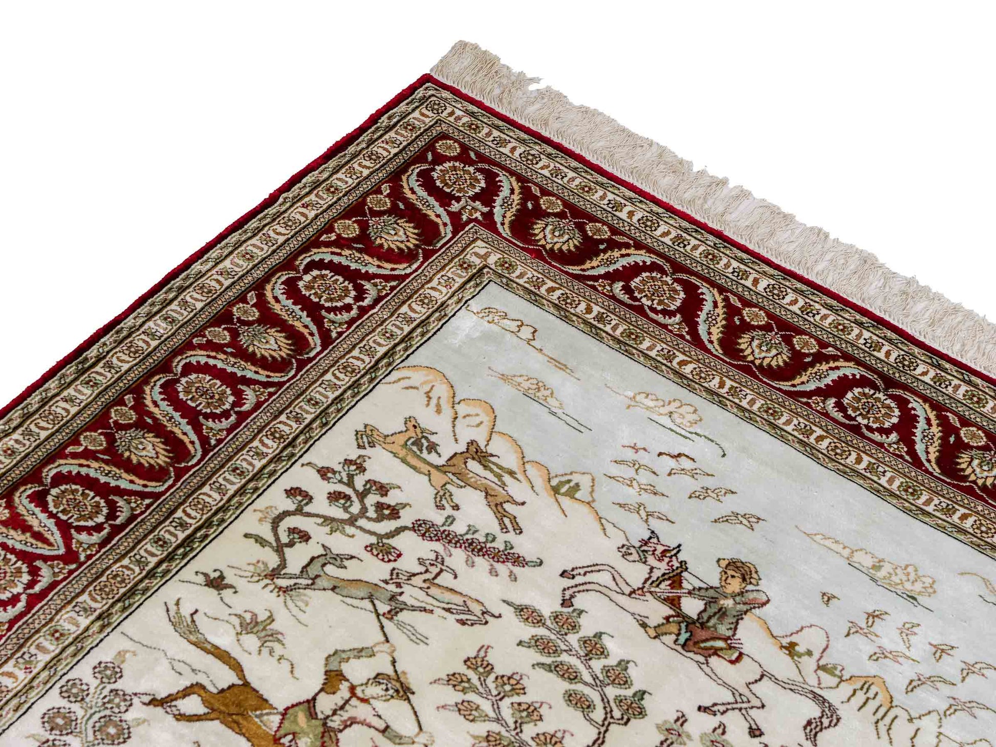 Feiner, handgeknüpfter Art Ghom aus Kunstseide. Ursprung China. Größe: 183 x 123 cm. Hauptfarben: Weiß, Creme, Rot. Vertrieb durch JUPITER Intl.
