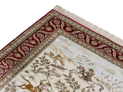 Feiner, handgeknüpfter Art Ghom aus Kunstseide. Ursprung China. Größe: 183 x 123 cm. Hauptfarben: Weiß, Creme, Rot. Vertrieb durch JUPITER Intl.