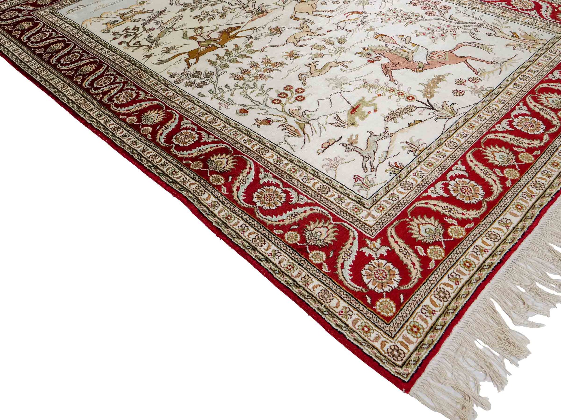 Feiner, handgeknüpfter Art Ghom aus Kunstseide. Ursprung China. Größe: 183 x 123 cm. Hauptfarben: Weiß, Creme, Rot. Vertrieb durch JUPITER Intl.