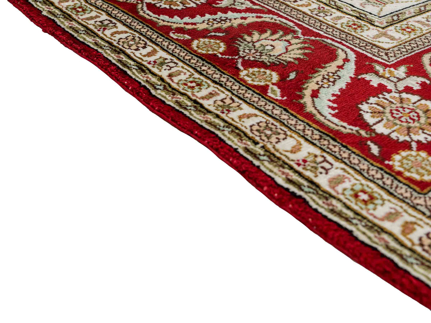 Feiner, handgeknüpfter Art Ghom aus Kunstseide. Ursprung China. Größe: 183 x 123 cm. Hauptfarben: Weiß, Creme, Rot. Vertrieb durch JUPITER Intl.