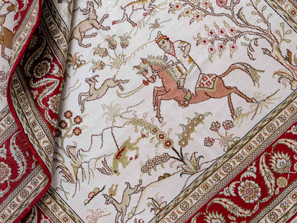 Feiner, handgeknüpfter Art Ghom aus Kunstseide. Ursprung China. Größe: 183 x 123 cm. Hauptfarben: Weiß, Creme, Rot. Vertrieb durch JUPITER Intl.