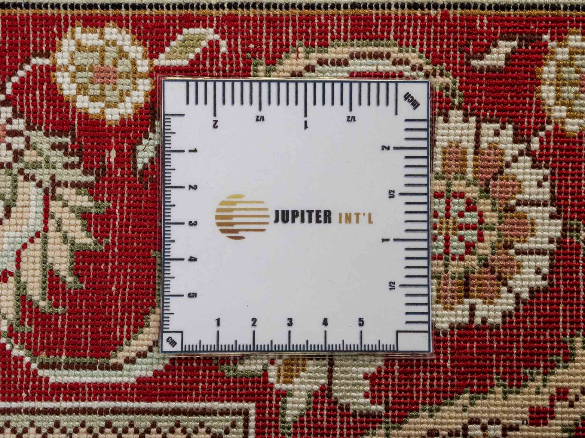 Feiner, handgeknüpfter Art Ghom aus Kunstseide. Ursprung China. Größe: 183 x 123 cm. Hauptfarben: Weiß, Creme, Rot. Vertrieb durch JUPITER Intl.