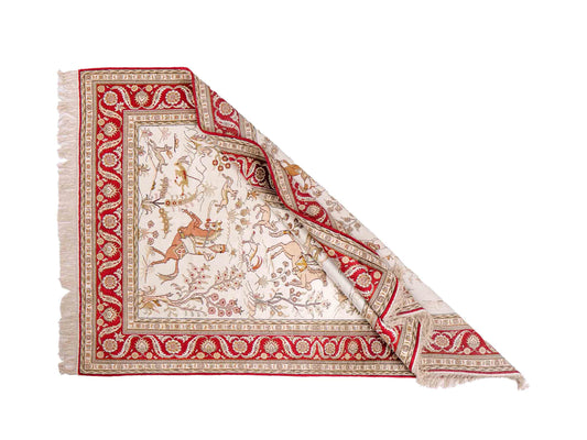 Feiner, handgeknüpfter Art Ghom aus Kunstseide. Ursprung China. Größe: 183 x 123 cm. Hauptfarben: Weiß, Creme, Rot. Vertrieb durch JUPITER Intl.