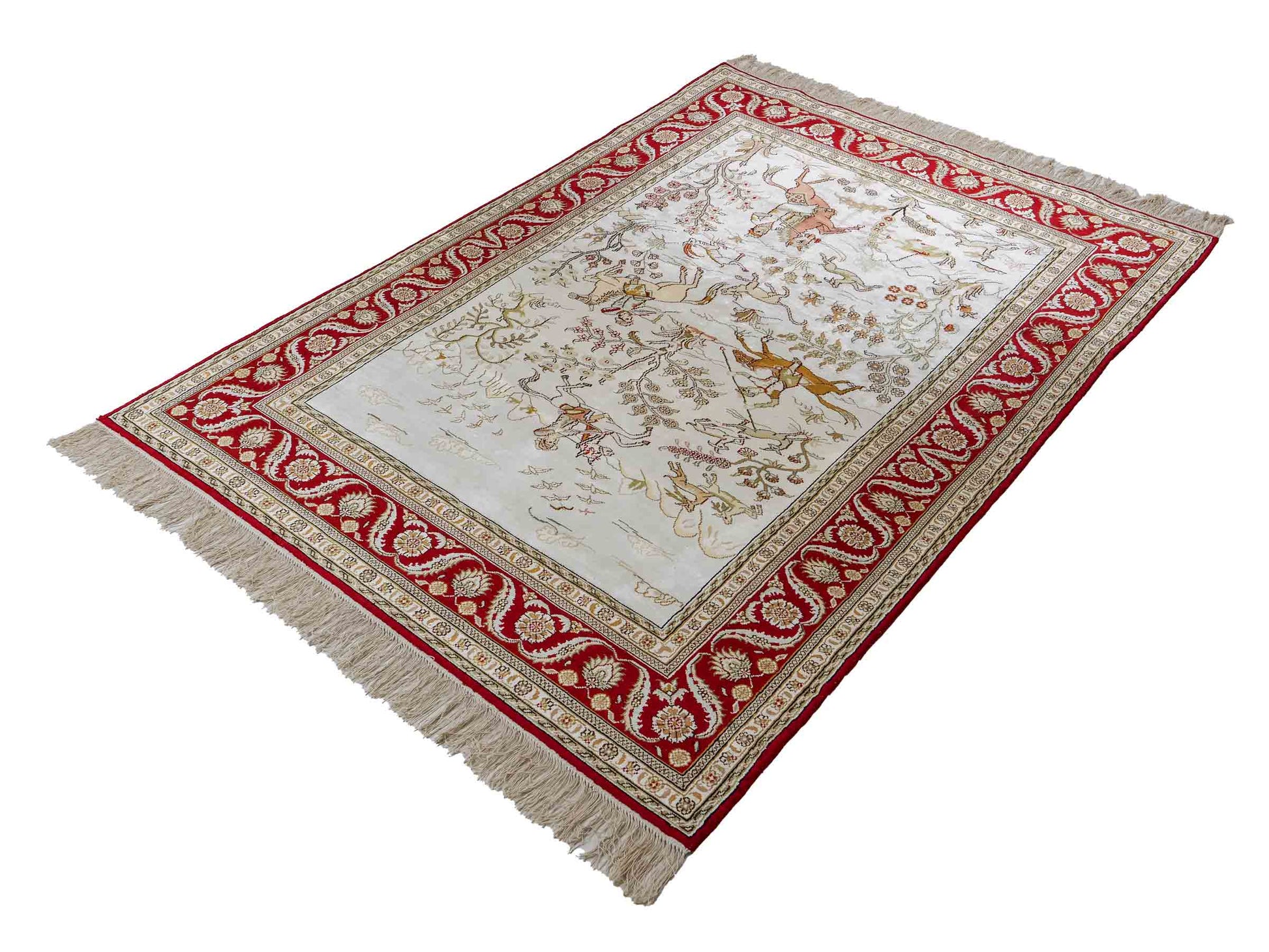 Feiner, handgeknüpfter Art Ghom aus Kunstseide. Ursprung China. Größe: 183 x 123 cm. Hauptfarben: Weiß, Creme, Rot. Vertrieb durch JUPITER Intl.