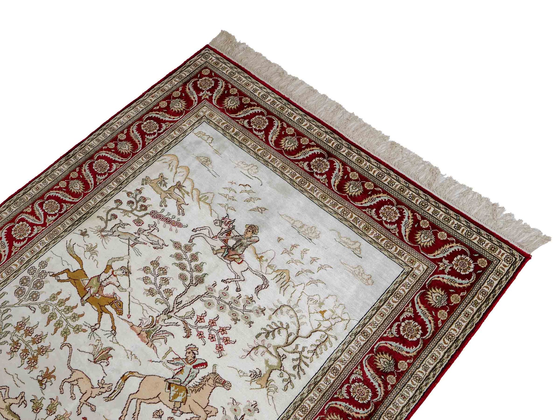 Feiner, handgeknüpfter Art Ghom aus Kunstseide. Ursprung China. Größe: 183 x 123 cm. Hauptfarben: Weiß, Creme, Rot. Vertrieb durch JUPITER Intl.