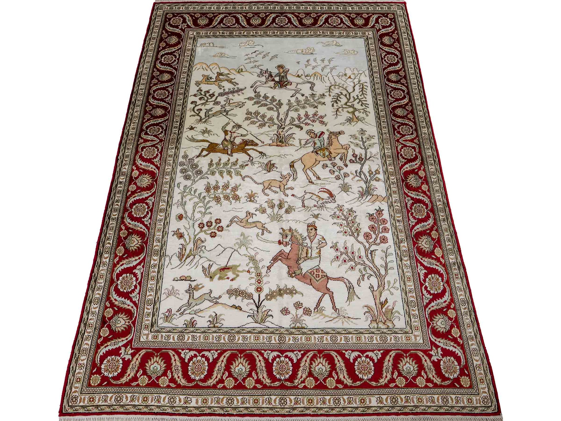 Feiner, handgeknüpfter Art Ghom aus Kunstseide. Ursprung China. Größe: 183 x 123 cm. Hauptfarben: Weiß, Creme, Rot. Vertrieb durch JUPITER Intl.