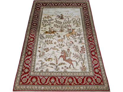 Feiner, handgeknüpfter Art Ghom aus Kunstseide. Ursprung China. Größe: 183 x 123 cm. Hauptfarben: Weiß, Creme, Rot. Vertrieb durch JUPITER Intl.