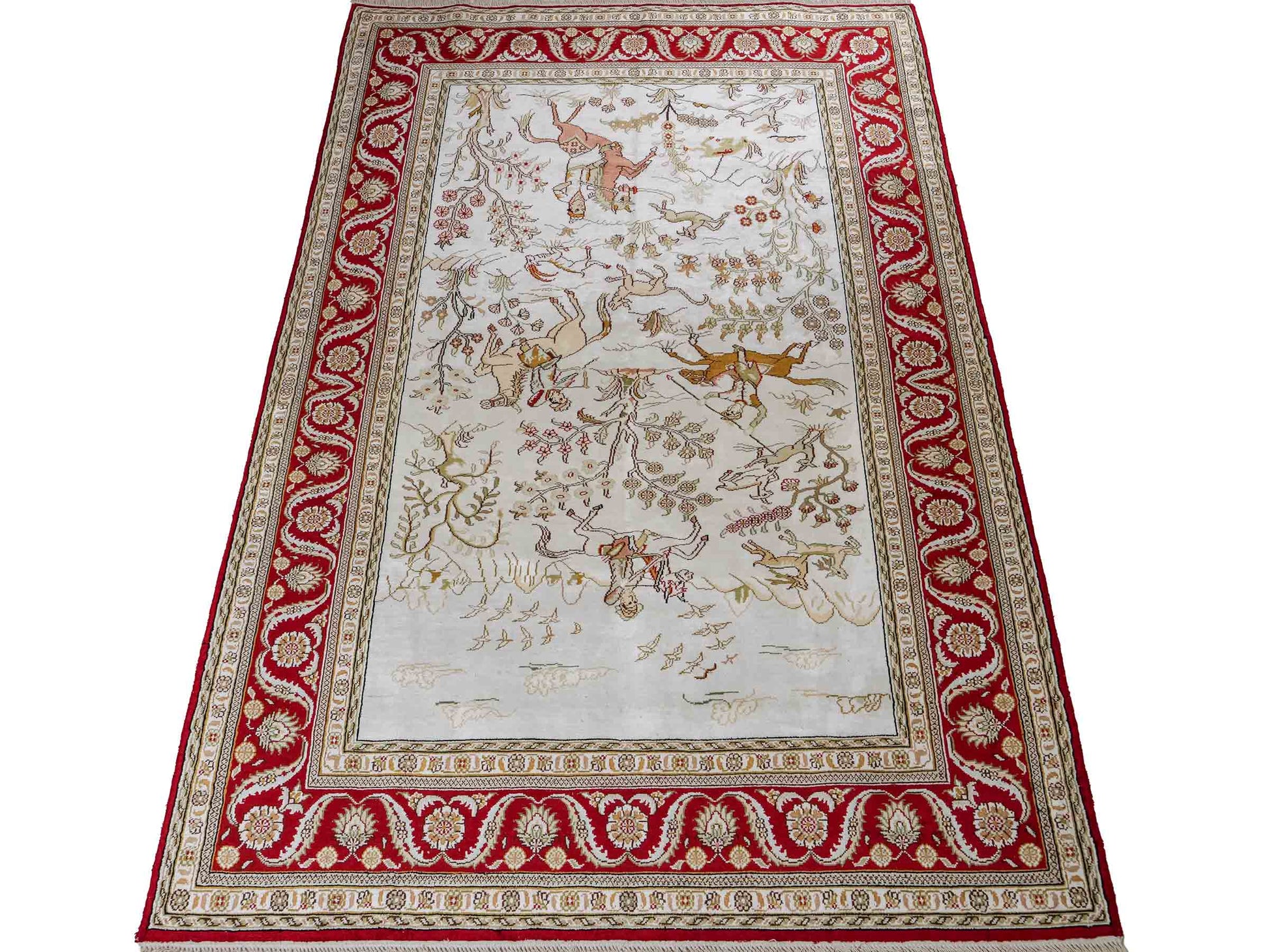 Feiner, handgeknüpfter Art Ghom aus Kunstseide. Ursprung China. Größe: 183 x 123 cm. Hauptfarben: Weiß, Creme, Rot. Vertrieb durch JUPITER Intl.