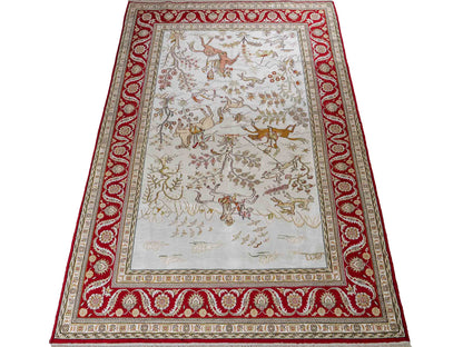 Feiner, handgeknüpfter Art Ghom aus Kunstseide. Ursprung China. Größe: 183 x 123 cm. Hauptfarben: Weiß, Creme, Rot. Vertrieb durch JUPITER Intl.