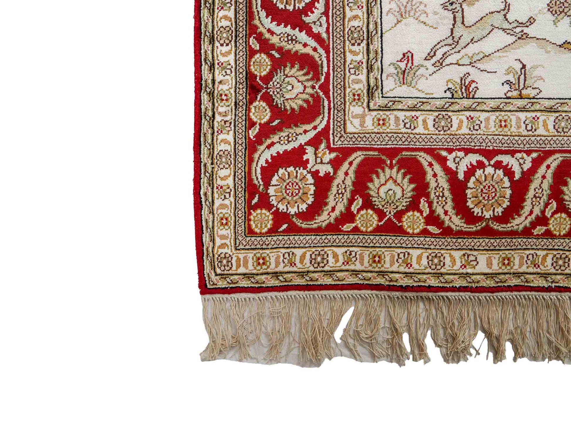Feiner, handgeknüpfter Art Ghom aus Kunstseide. Ursprung China. Größe: 183 x 123 cm. Hauptfarben: Weiß, Creme, Rot. Vertrieb durch JUPITER Intl.