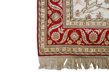 Feiner, handgeknüpfter Art Ghom aus Kunstseide. Ursprung China. Größe: 183 x 123 cm. Hauptfarben: Weiß, Creme, Rot. Vertrieb durch JUPITER Intl.