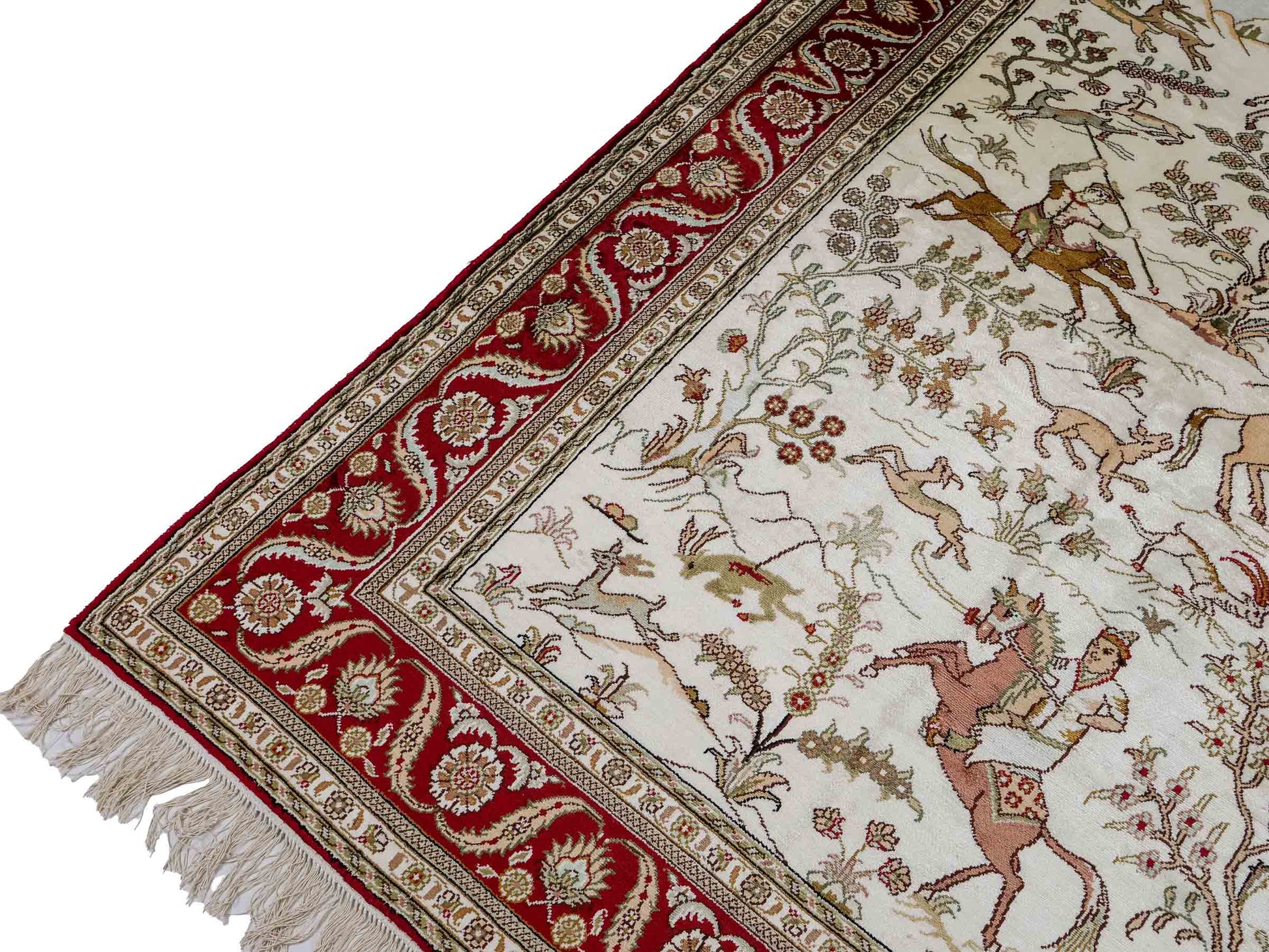 Feiner, handgeknüpfter Art Ghom aus Kunstseide. Ursprung China. Größe: 183 x 123 cm. Hauptfarben: Weiß, Creme, Rot. Vertrieb durch JUPITER Intl.