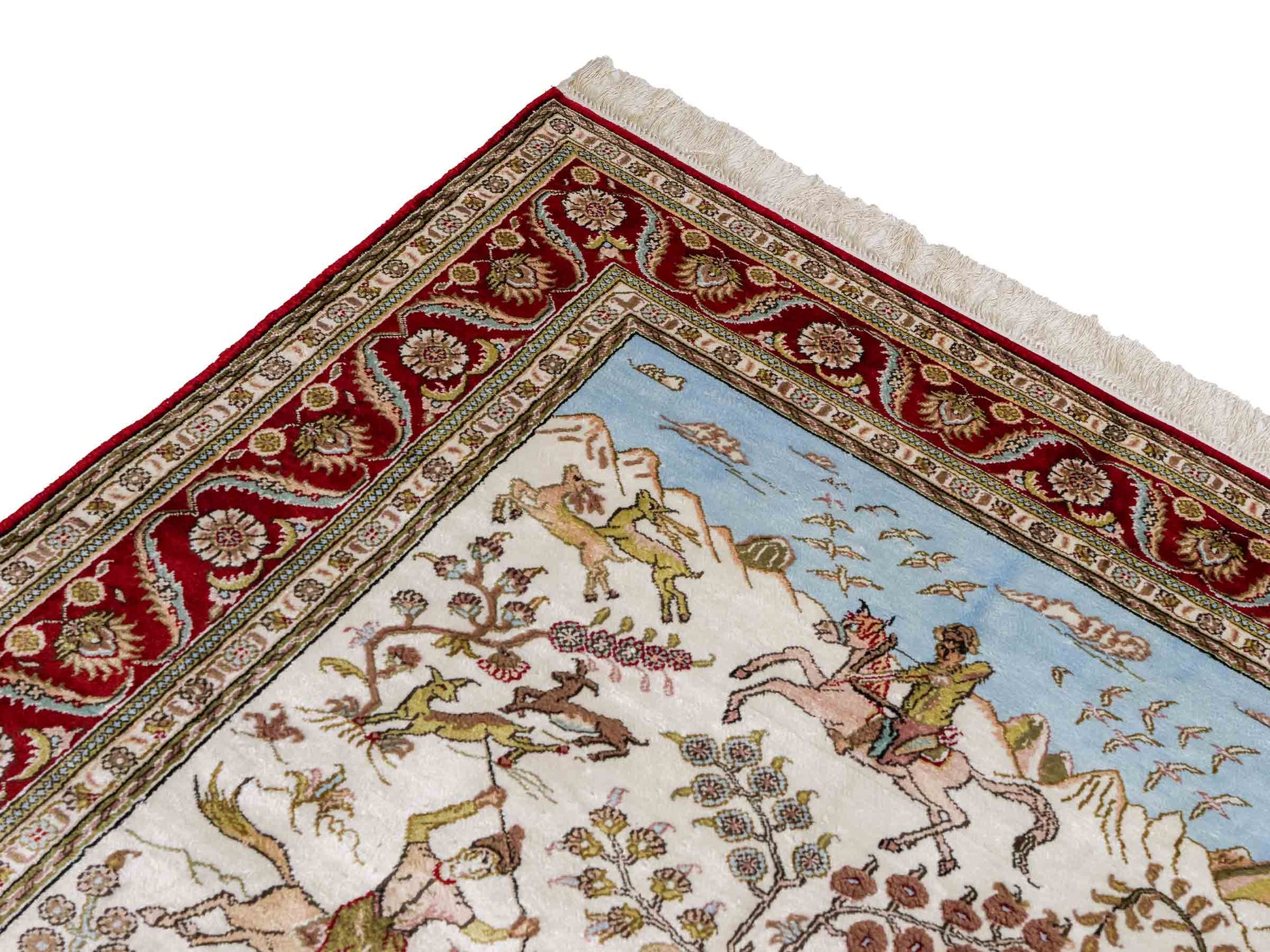 Feiner, handgeknüpfter Art Ghom aus Kunstseide. Ursprung China. Größe: 176 x 124 cm. Hauptfarben: Weiß, Creme, Rot. Vertrieb durch JUPITER Intl.